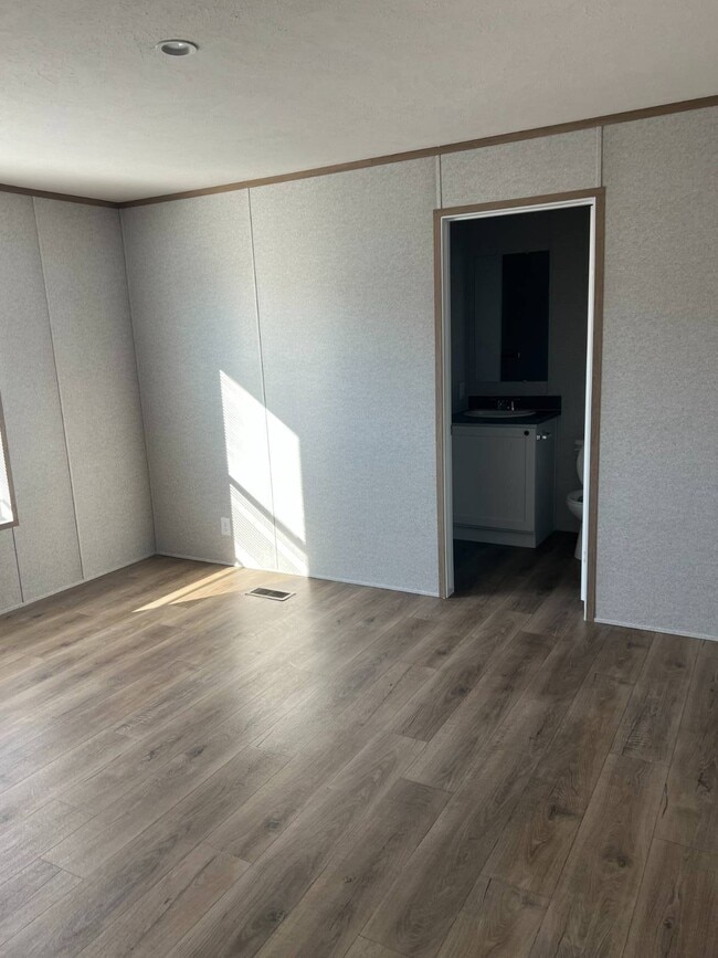 Building Photo - 200 E Zora St