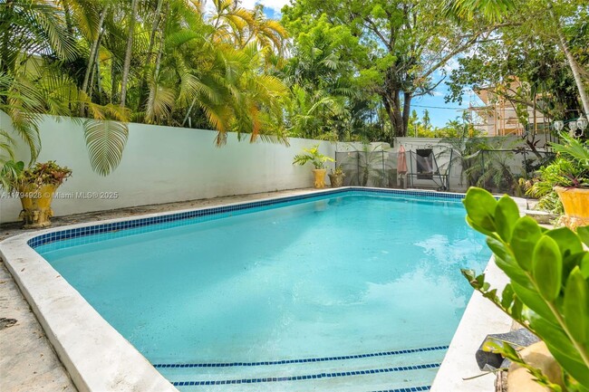 Foto del edificio - 5390 Sunset Dr