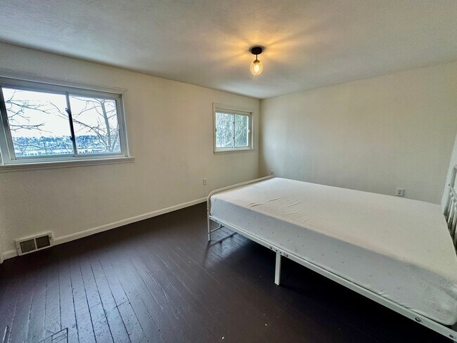 Building Photo - 3016 Mary St