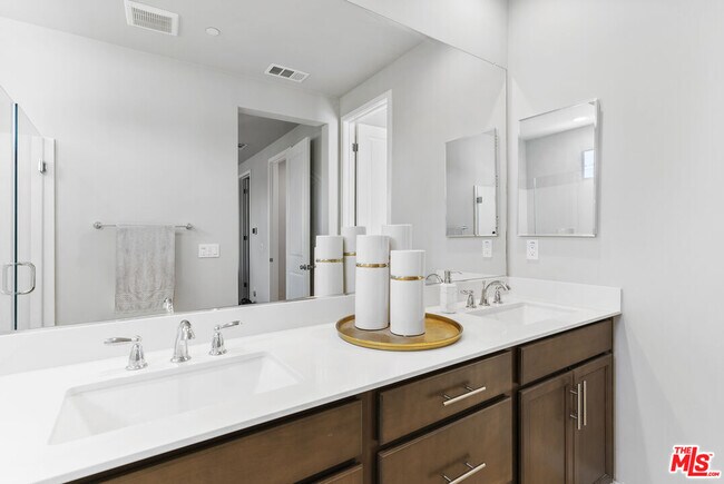 Foto del edificio - 551 Daniel Freeman Cir