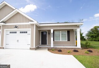 Building Photo - 106A Woodsedge Dr