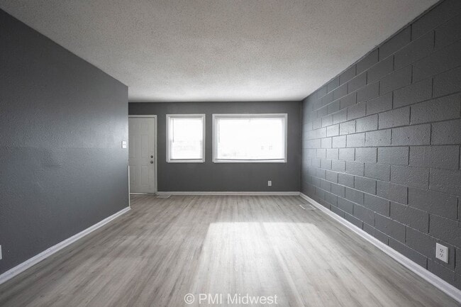 Building Photo - Cozy 2 Bedroom Apartment in Indianapolis w...