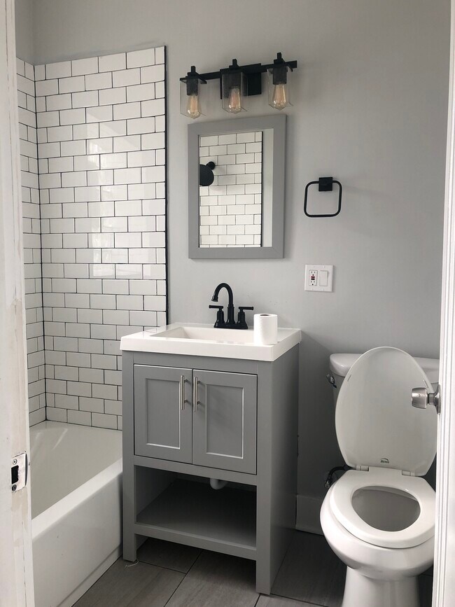 Bathroom - 5658 N Artesian Ave