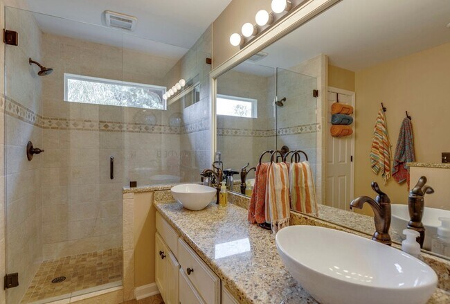 Building Photo - 3015 Iroquois Dr