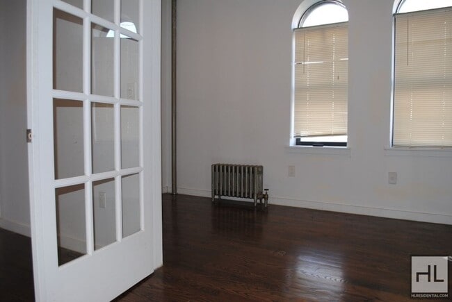 Building Photo - EASTERN PARKWAY / NO FEE / Spacious 2-Bed 1-Bath Crown Heights / Prospect Park