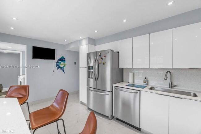 Building Photo - 3 br, 2.5 bath House - 3505 Oaks Way Apt 410