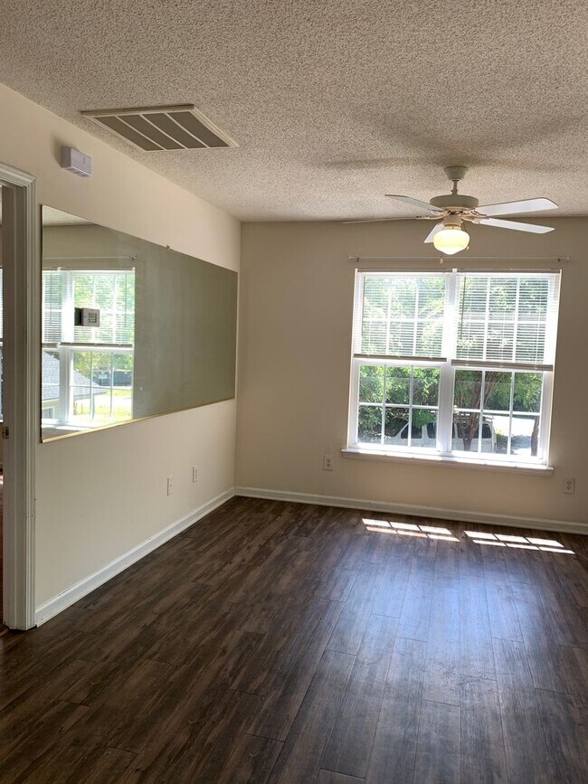 Foto del edificio - 1 Bedroom 1 Bath Apartment over a Garage Available Now on Yaupon