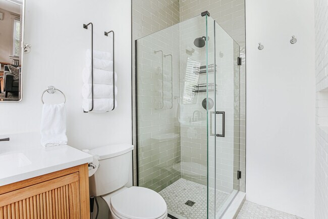 Foto del edificio - 126 Maywood Ln
