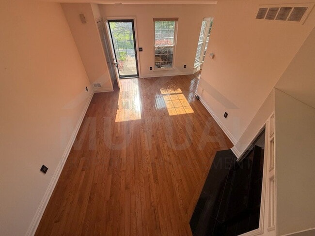 Building Photo - 38926 Country Cir