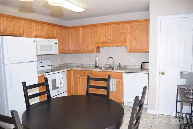 Foto del edificio - Fully furnished 2 bedroom, 1.5 bath townhouse! Available 8/15