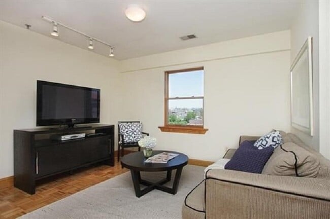 Building Photo - 84 Bloomfield St