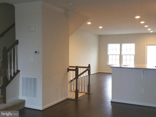 Building Photo - 3 Level Townhouse in the sought after Lint...