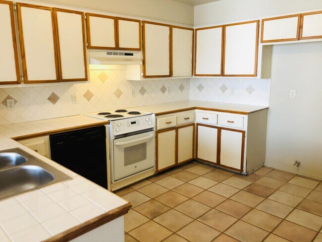 Foto del edificio - 3 bedrooms, 2 1/2 baths and a 2 car garage...