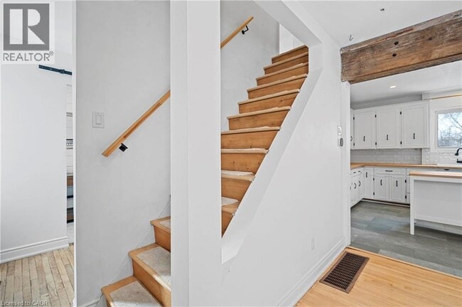 Building Photo - 478 Karn St