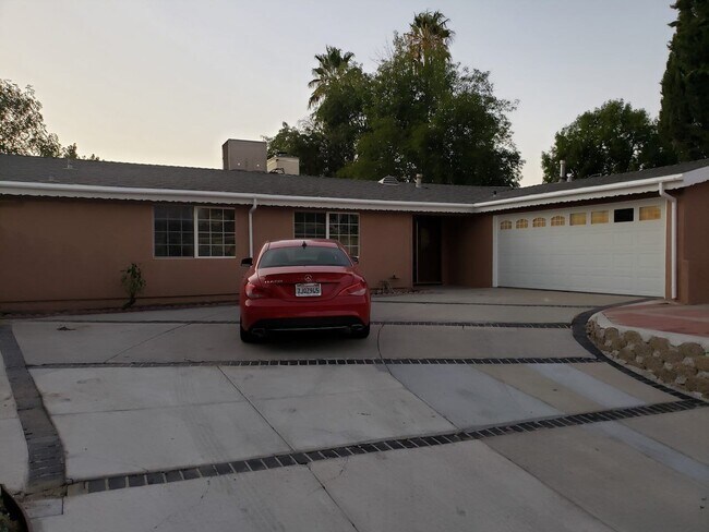 Foto del edificio - 5853 McDonie Ave