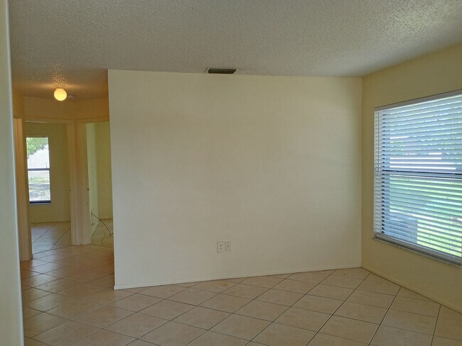 Building Photo - 2 bedroom 1 bathroom 1 car garage Duplex