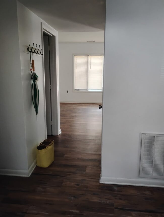 Entry to the Living room and powder room to the left. - 334 Shenandoah Cir