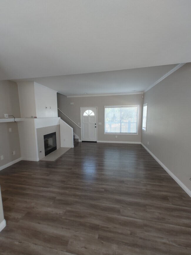 Sala de estar/Puerta principal - 357 W Wilson St