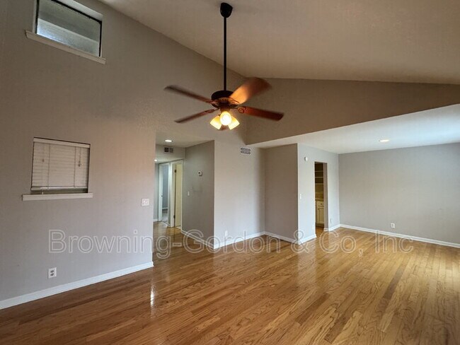 Foto del edificio - 363 Summit Ridge Cir