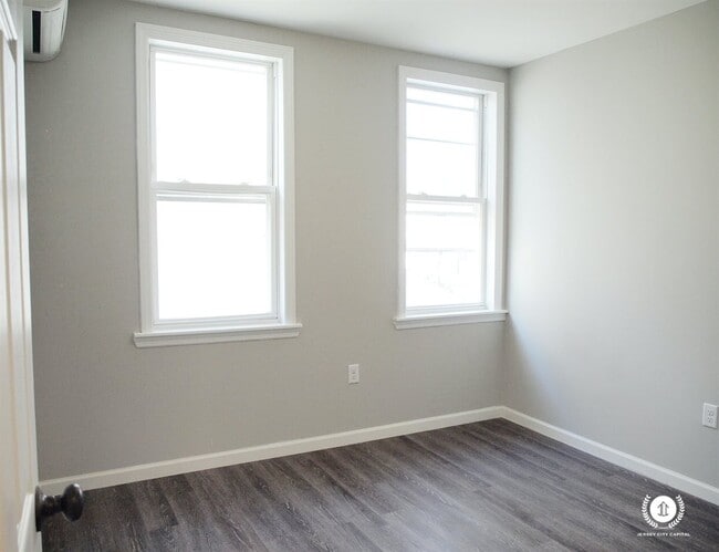 Building Photo - 158 Clerk St