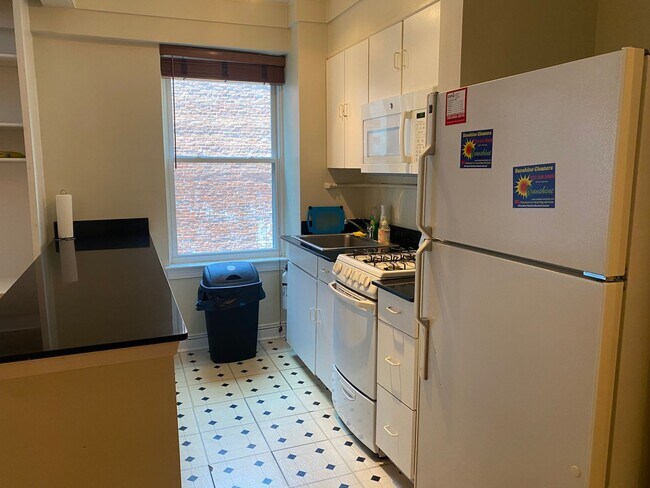 Foto del edificio - Charming 1 Bed 1 Bath Mid-Rise Condo In We...