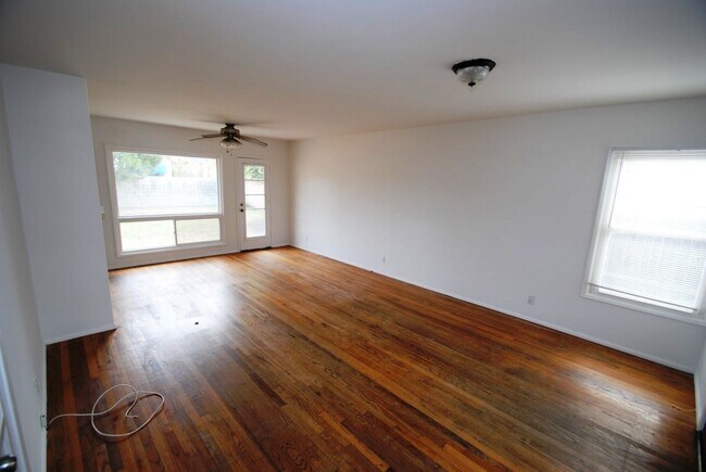 Building Photo - **AVAILABLE TO SEE**  3BR/1BA LAKEWOOD HOME NEAR MALL $3600.00