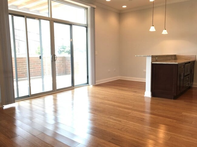 Building Photo - 1609 W Warren Blvd