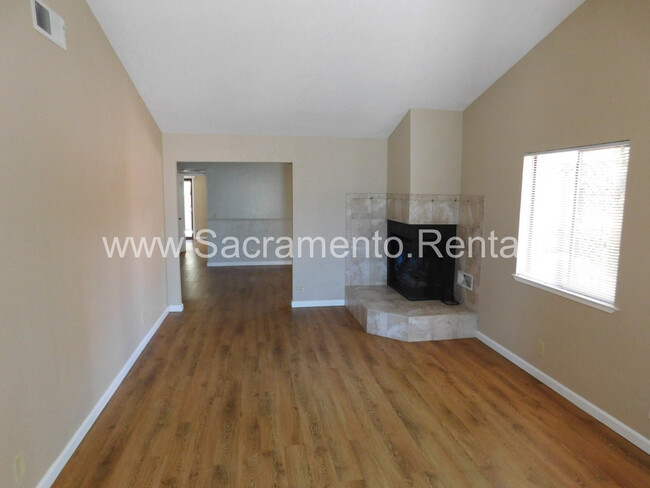 Foto del edificio - Spacious 2bd/2ba Foothill Farms Duplex wit...