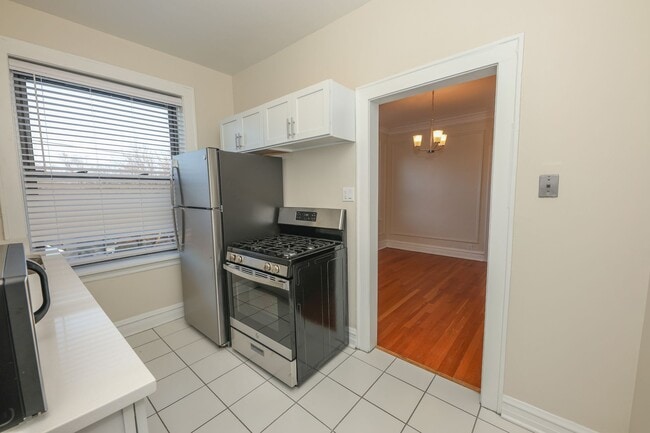 Building Photo - Renovated Units Blocks From The Lake and D...
