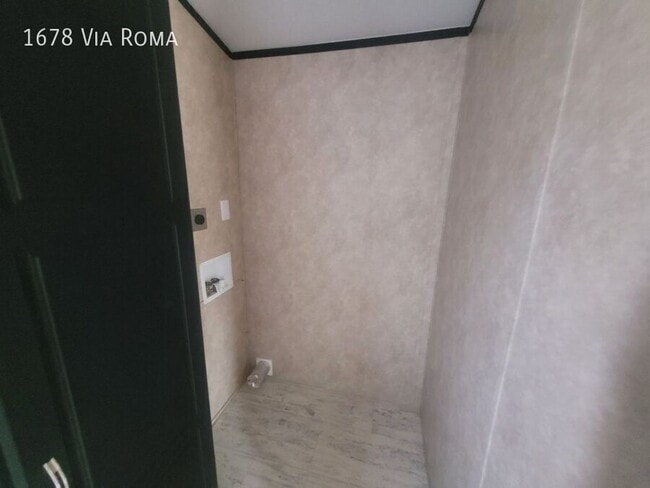 Foto del edificio - 1678 Via Roma Dr