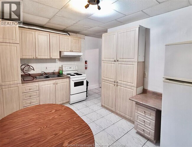 Building Photo - 672 Tournier St