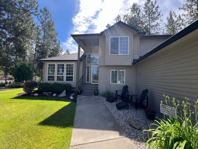 Building Photo - Suncrest Rental with large manicured lawn