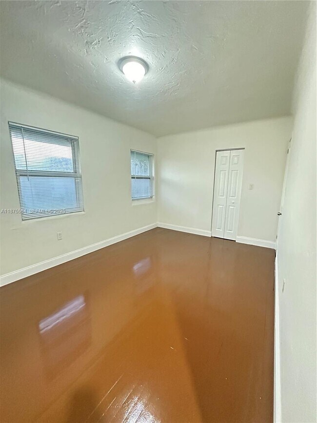 Foto del edificio - 2021 Bay Dr