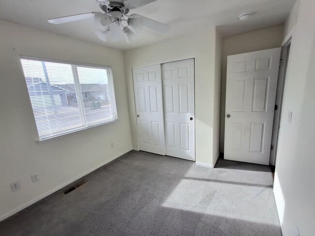 Building Photo - 3 bedroom, 2 bath, 3 car garage on corner lot