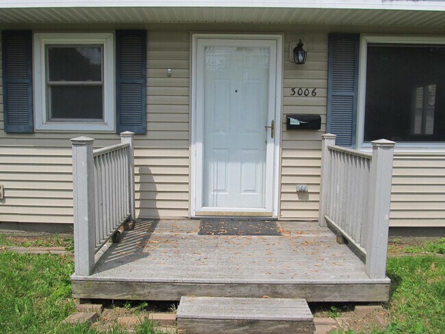 Building Photo - 3006 Emerald Dr