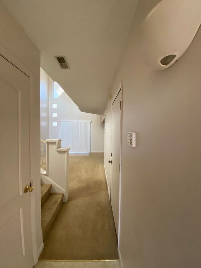 Building Photo - 2 Bedroom Town Home on the South Side - *P...