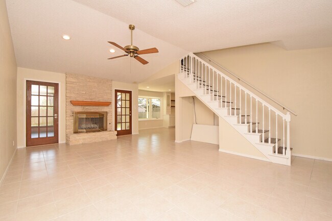 Foto del edificio - 4/3 w/ Fenced yard & enclosed patio!