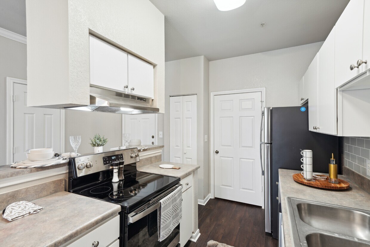 Falcon Lakes Apartments in Arlington, TX