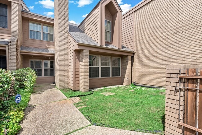 Building Photo - 3122 Camelot Dr