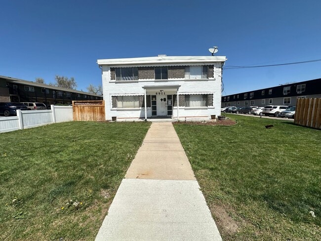 Updated- 1 bedroom- 1 Bath in Secure 8 Ple... - Updated- 1 bedroom- 1 Bath in Secure 8 Ple... Apartment