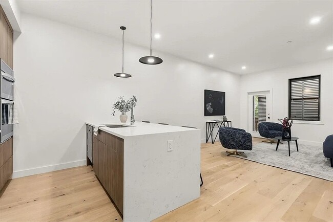 Building Photo - 47 Condor St