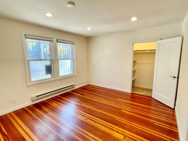 Foto del edificio - 1BR/1BA Remodeled Garden Unit! Charm Galor...