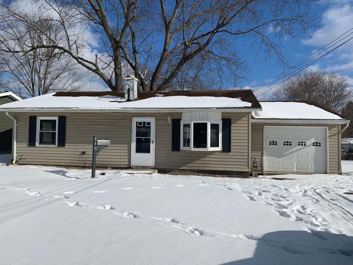 Primary Photo - MADISON SCHOOL RANCH WITH GARAGE AND PULL ...