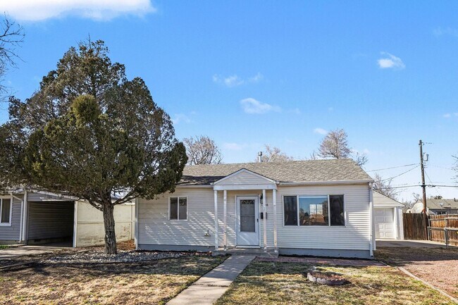 Foto del edificio - *2 Bedroom Detached Garage, Large Lot Updated and Clean**