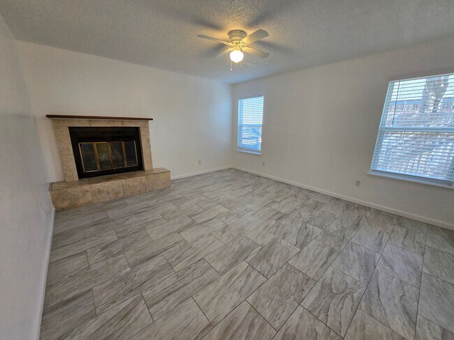 Foto del edificio - Move in ready!