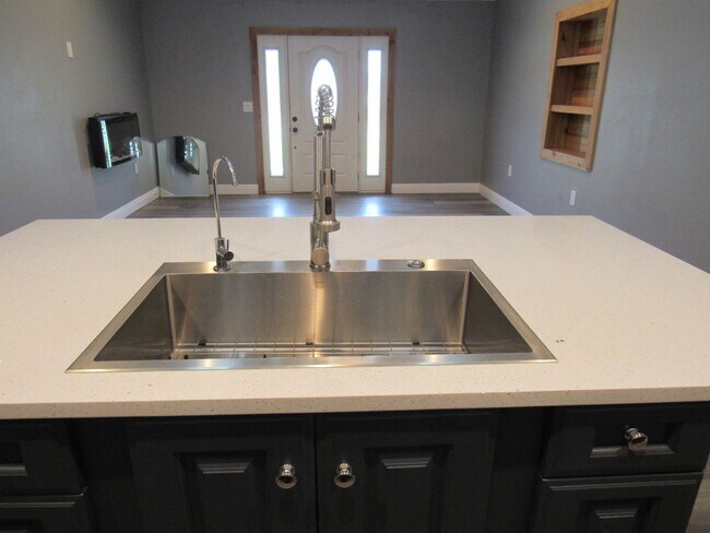 Foto del edificio - For Rent – Beautifully Remodeled 3 Bed, 2 ...