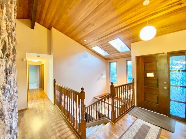 Building Photo - Spacious Somerset Home on a Large Flat Lot