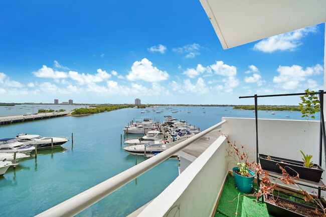 Foto del edificio - Master Room & Shared Bath - Miami Beach