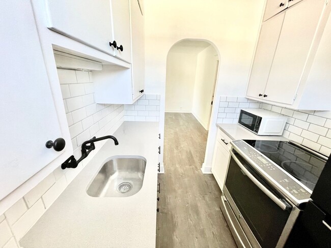 Building Photo - Gorgeous Remodeled 1 Bed, 1 Bath on South ...