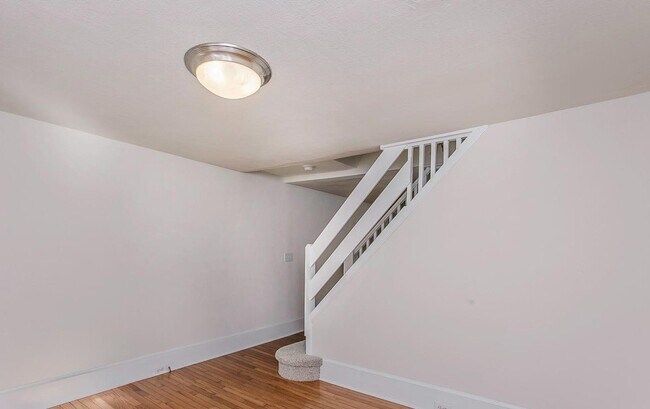 Building Photo - 105 3rd St